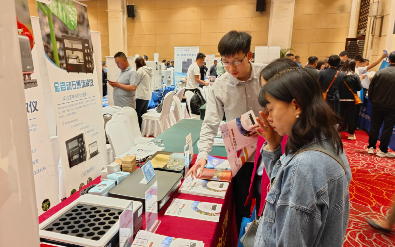 格丹納業(yè)務(wù)經(jīng)理為用戶(hù)介紹儀器 格丹納業(yè)務(wù)經(jīng)理為用戶(hù)介紹儀器