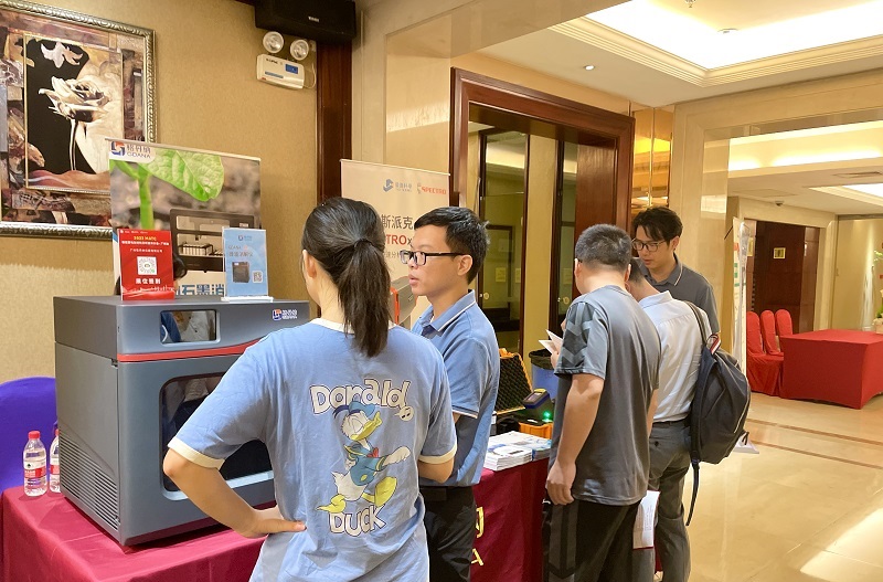 格丹納業(yè)務(wù)經(jīng)理與參會人員介紹儀器 格丹納業(yè)務(wù)經(jīng)理與參會人員介紹儀器