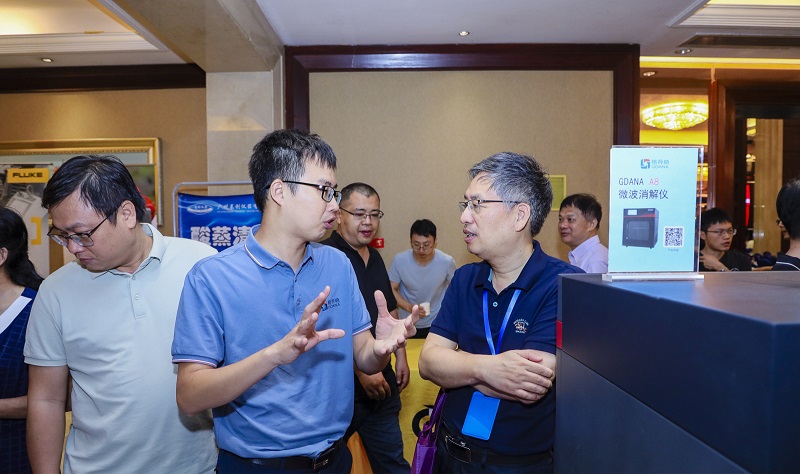 格丹納業(yè)務(wù)經(jīng)理與參會人員互相交流儀器經(jīng)驗 格丹納業(yè)務(wù)經(jīng)理與參會人員互相交流儀器經(jīng)驗