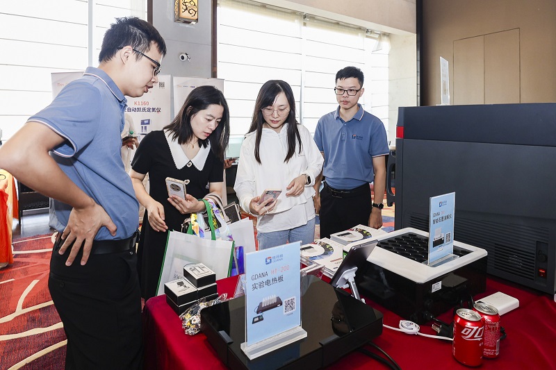 格丹納銷售總經(jīng)理為實(shí)驗(yàn)室老師介紹儀器 格丹納銷售總經(jīng)理為實(shí)驗(yàn)室老師介紹儀器