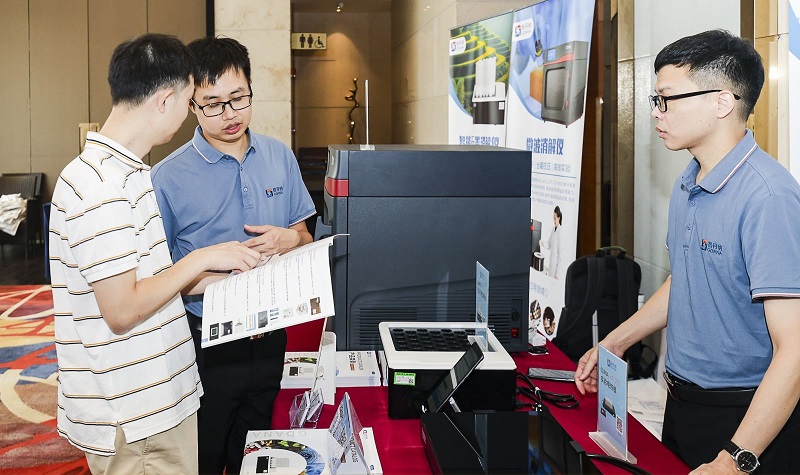 銷售總經(jīng)理為客戶展示商品，耐心答疑解惑