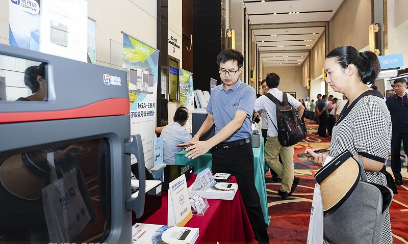 銷售總經(jīng)理為客戶展示商品，耐心答疑解惑