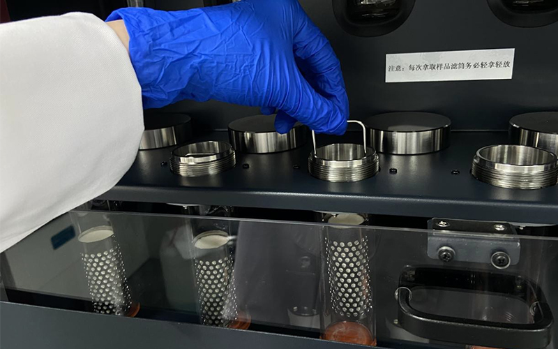 將濾紙筒放入儀器萃取室